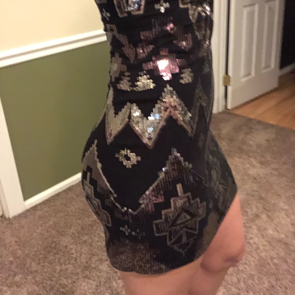 Sequence Express Dress - Picture 2 of 4